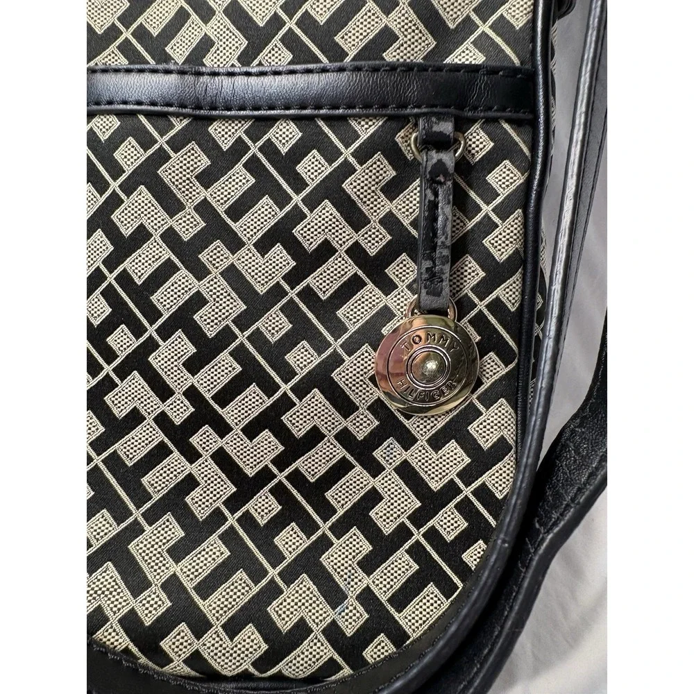 Tommy Hilfiger Purse Brown On Black Crossbody Gold Charm Signature Large Size‎